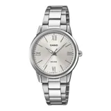 Reloj Casio modelo LTP1303DD-7AVDF con caja y malla de acero inoxidable plateado. Presenta una esfera plateada con números romanos en las posiciones de las 12, 3, 6 y 9, marcadores de hora lineales y movimiento de cuarzo. Posee resistencia al agua de hasta 50 metros.