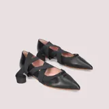 Ballerinas negras de piel con punta fina, suela de goma antideslizante, plantilla de piel con memory foam y lazos envolventes al tobillo.