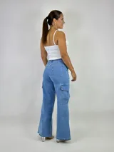 Pantalón jean celeste de tiro alto, corte wide leg y bolsillos cargo laterales.