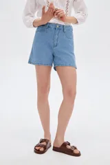 Short de jean de tiro alto y diseño ancho, con estampa de rayas sutiles.