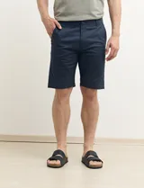 Bermuda color verde con bolsillos laterales y traseros.