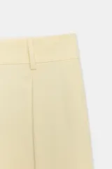Pantalón cropped de tiro medio color blanco, perteneciente a la colección ZW Collection, con cintura con trabillas, bolsillos laterales ocultos, pinzas en el delantero, pierna ancha y cierre frontal con cremallera, botón y ganchos metálicos.