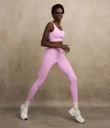 Legging deportiva de microfibra color lila, con cintura elástica ancha en contraste que presenta el texto Keep Mooving estampado.
