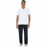 Chomba Levi's de corte regular, color blanco, con manga corta, cuello con solapa y botonadura frontal parcial. Cuenta con el logotipo Batwing bordado en pequeño en el pecho.