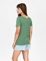 Remera verde con escote en V y mangas cortas.