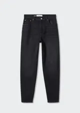 Jeans de corte mom fit y tiro alto, color negro, con diseño de cinco bolsillos, cierre de cremallera y botón, y largo al tobillo.