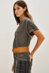 Remera de algodón y modal con efecto lavado, cuello en V con detalle de frunces y mangas cortas.