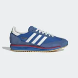 Championes Adidas SL 72 RS, color azul con detalles en blanco y rojo. Capellada de cuero y gamuza, forro sintético, entresuela de EVA y suela de goma.