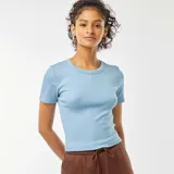 Camiseta cropped de manga corta color azul claro, con cuello redondo y corte ajustado.