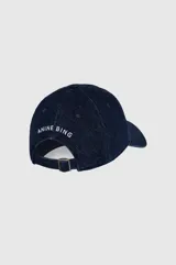 Gorra con visera de denim color azul oscuro, con bordado frontal en hilo blanco con las letras entrelazadas 'AB'.