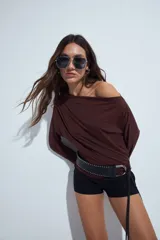 Short de tiro medio con calce ajustado, diseño minimalista y versátil en color negro.