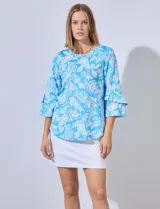 Blusa estampada de seda fría, marca Ruby Rd, con cuello redondo y mangas 3/4 con volados.