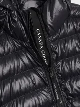 Campera puffer larga color negro con capucha, cierre frontal y relleno de plumas.