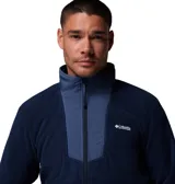 Campera de polar Columbia con cierre frontal completo, cuello alto y bolsillos laterales con cierre. Presenta un panel frontal superior en tejido superpuesto de distinto tono y logo de la marca bordado en el pecho.