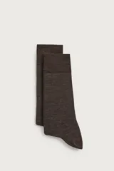 Par de calcetines de lana color gris oscuro, con acabado en rib elástico.