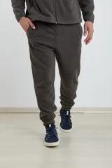 Pantalón de jogging gris oscuro de micropolar, con cintura elástica y puños ajustados.