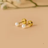 Par de aros abridores de oro amarillo 18k con perlas de cultivo.