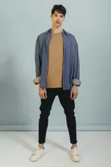 Pantalón de jean ajustado (skinny) color negro, con cierre frontal y bolsillos.