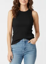 Musculosa de punto acanalado color negro, con cuello redondo y diseño entallado.