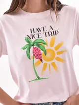 Remera lila con estampado frontal con la frase "Gracias por nada".