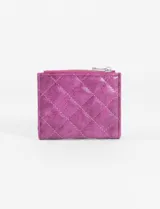 Tarjetero billetera de cuero vegano en color fucsia, con diseño acolchado y textura efecto craquelado. Cuenta con un compartimento principal con cierre metálico superior y un bolsillo frontal con solapa y broche a presión.
