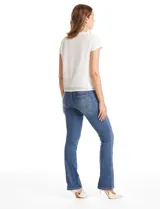 Blusa de manga corta con cuello redondo, completamente cubierta de lentejuelas blancas. Cuenta con forro interno a tono y un ajuste clásico al cuerpo.