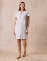 Camisón corto de tejido soft estampado, marca René Rofé. Tiene escote redondo con abertura y mangas cortas.