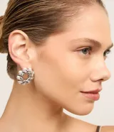 Aros tipo botón con baño de níquel y esferas perladas.