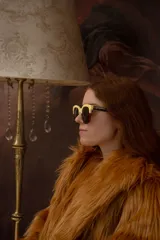 Tapado de piel sintética color camel, corte recto y silueta relajada, con interior forrado y bolsillos funcionales.