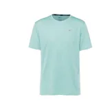 Remera deportiva Nike de hombre color celeste, de manga corta y cuello redondo. Cuenta con tecnología Dri-FIT y logo reflectivo en el pecho.