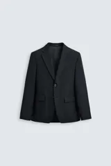Blazer de corte regular fit confeccionado en tejido con lana. Presenta cuello con solapas de muesca, cierre frontal de dos botones, manga larga con puños abotonados, bolsillo de vivo en el pecho y bolsillos con solapa en la cadera.