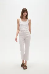 Pantalon jean de corte recto y tiro alto, color negro, con bolsillos laterales y traseros.