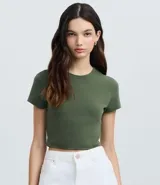 Blusa cropped verde militar de manga corta y cuello redondo, confeccionada en algodón certificado BCI con elastano.