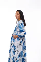 Vestido midi blanco con estampado floral en tonos de azul, corte evasé, mangas 3/4 y cuello en V.