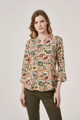Camisa de manga 3/4 con estampado floral multicolor, cuello mao y corte holgado.