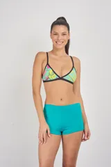 Short de baño de tiro alto con estampado floral en tonos rosa, blanco, amarillo y celeste.