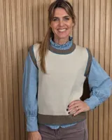 Chaleco de punto 100% algodón, color beige con detalles de ribetes marrón y celeste en cuello redondo, sisas y dobladillo inferior.