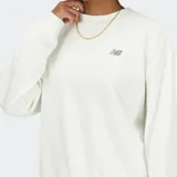 Buzo blanco de cuello redondo y mangas largas con logo pequeño de New Balance en el pecho.