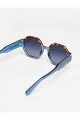 Lentes de sol Tiwi modelo Valette con marco hexagonal de acetato azul y detalles en carey.