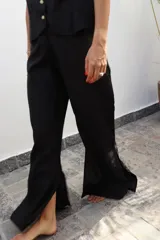 Pantalón de tiro medio-alto color blanco, de corte recto y relajado, con cintura elástica y confección en tela liviana de caída fluida.