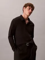 Chomba de manga larga Calvin Klein confeccionada en algodón interlock, con cuello clásico, cartera con botones y logo bordado sutilmente en el pecho.