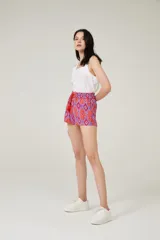 Short de rayon con estampado multicolor, cintura elastizada y cordón con borlas decorativas.