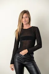 Remera de tul negra con apliques de brillos plateados y mangas largas.