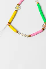 Correa para celular de cuentas de arcilla polimérica en colores vibrantes, con dijes de flores transparentes y cuentas con letras que forman la palabra LOVE.