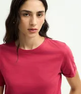 Remera básica de cuello redondo y manga corta con detalle de dobladillo, confeccionada en algodón suave.