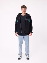 Campera de polar con cierre frontal, capucha ajustable y diseño con bloques de color azul marino y detalles en bordó. Presenta el logo de la marca bordado en el pecho.