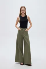 Pantalón jean verde militar, de tiro alto, corte ancho tipo wide leg y diseño de perneras amplias con costuras verticales decorativas.