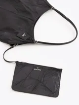 Bolso tipo hobo confeccionado en cuero vacuno con efecto rugoso, de color negro, con manija larga de hombro y ribetes en cuero liso. Incluye un llavero colgante de cuero con la marca grabada.