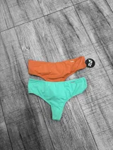 Bombacha de bikini colaless de tiro alto con placa metálica decorativa.