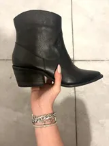 Botas bucaneras negras de cuero con puntera metálica y caña desmontable. Se transforman en botines cortos.